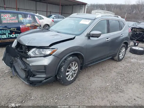 KNMAT2MV4JP557015 2018 NISSAN ROGUE - Image 2