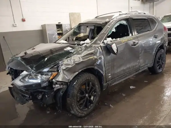 KNMAT2MV4JP610912 2018 NISSAN ROGUE - Image 2