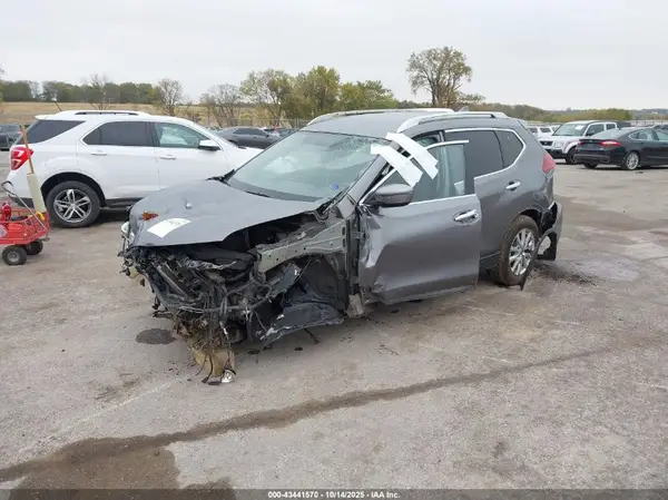 KNMAT2MV4JP612370 2018 NISSAN ROGUE - Image 2