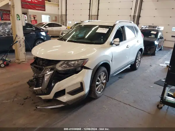 KNMAT2MV5JP540076 2018 NISSAN ROGUE - Image 2