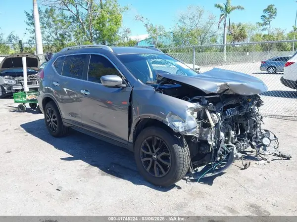 KNMAT2MV5JP561638 2018 NISSAN ROGUE - Image 1