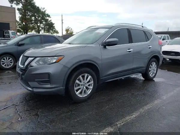KNMAT2MV6HP585389 2017 NISSAN ROGUE - Image 2