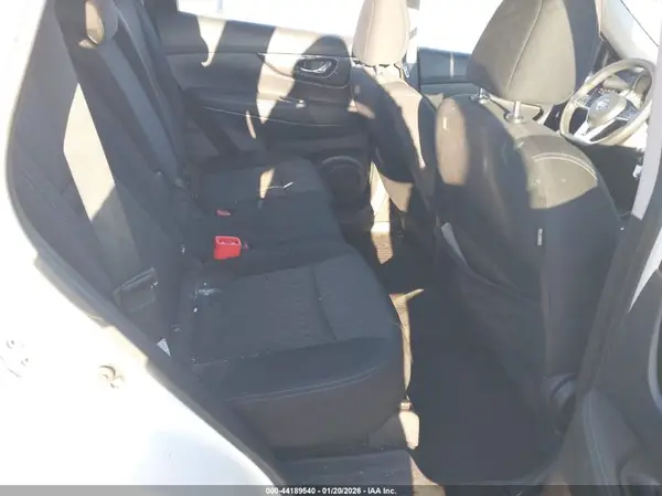KNMAT2MV6HP613062 2017 NISSAN ROGUE - Image 8