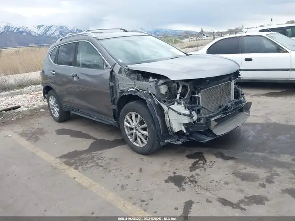 KNMAT2MV6JP511461 2018 NISSAN ROGUE - Image 1