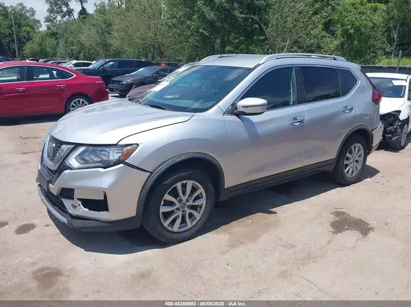 KNMAT2MV6JP540104 2018 NISSAN ROGUE - Image 2