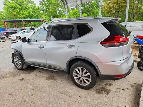 KNMAT2MV6JP581736 2018 NISSAN ROGUE - Image 2
