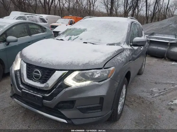 KNMAT2MV6JP587360 2018 NISSAN ROGUE - Image 2