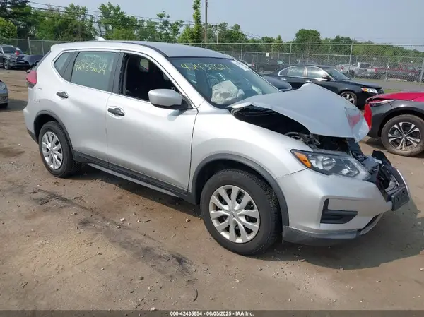 KNMAT2MV7HP565670 2017 NISSAN ROGUE - Image 1