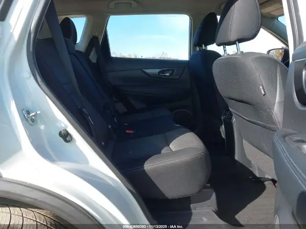 KNMAT2MV7HP575549 2017 NISSAN ROGUE - Image 8