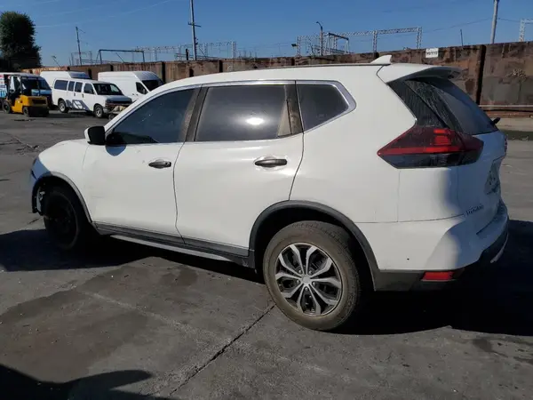 KNMAT2MV7JP520895 2018 NISSAN ROGUE - Image 2