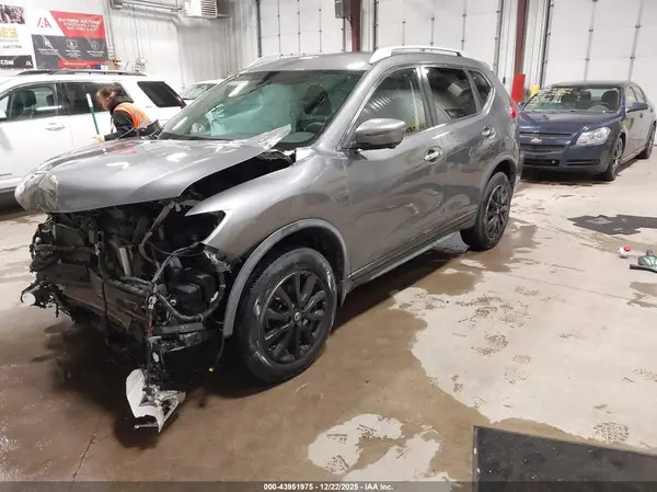 KNMAT2MV8HP591002 2017 NISSAN ROGUE - Image 2