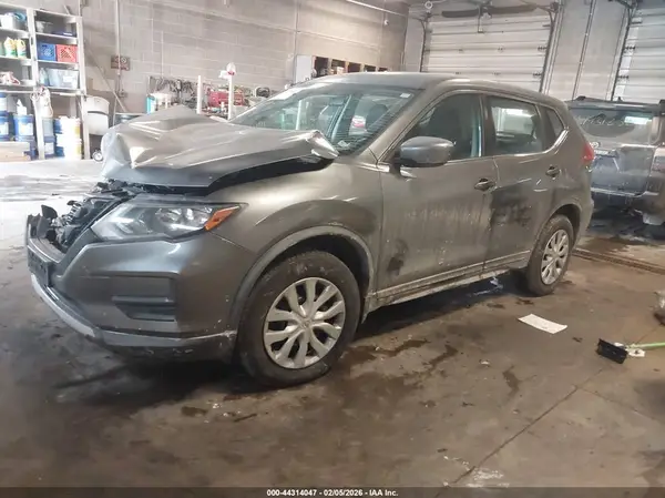 KNMAT2MV8HP611216 2017 NISSAN ROGUE - Image 2