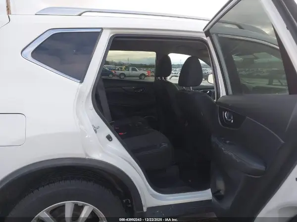 KNMAT2MV8JP555431 2018 NISSAN ROGUE - Image 8