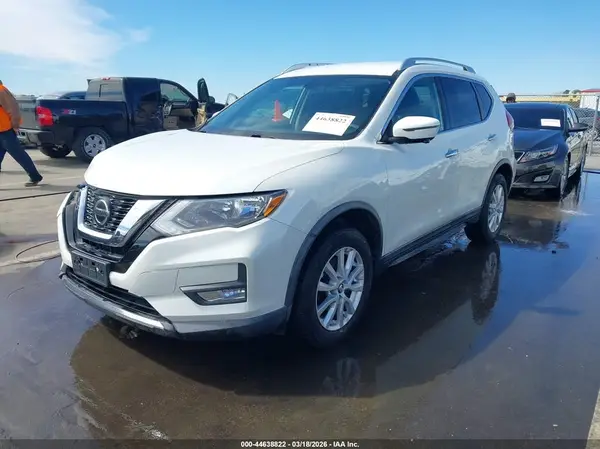 KNMAT2MV8JP581589 2018 NISSAN ROGUE - Image 2
