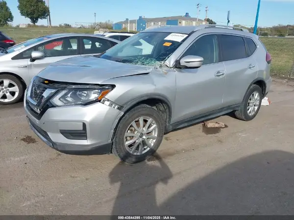 KNMAT2MV9JP558404 2018 NISSAN ROGUE - Image 2