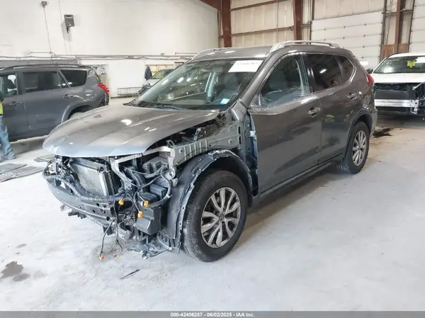 KNMAT2MV9JP574926 2018 NISSAN ROGUE - Image 2