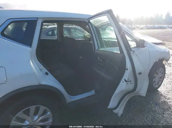 KNMAT2MVXHP582074 2017 NISSAN ROGUE - Image 8