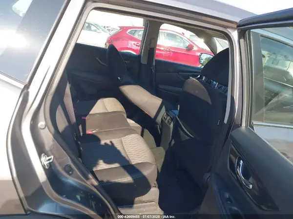 KNMAT2MVXHP585587 2017 NISSAN ROGUE - Image 8