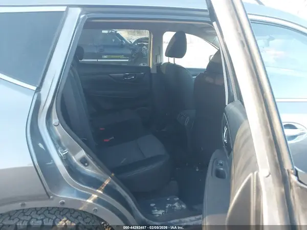 KNMAT2MVXHP586092 2017 NISSAN ROGUE - Image 8