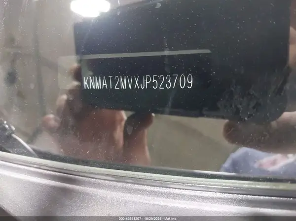 KNMAT2MVXJP523709 2018 NISSAN ROGUE - Image 8