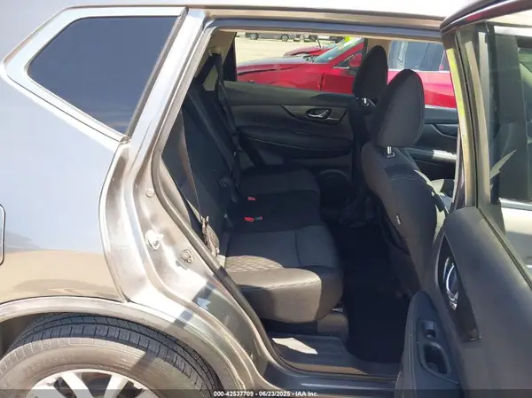 KNMAT2MVXJP555866 2018 NISSAN ROGUE - Image 8
