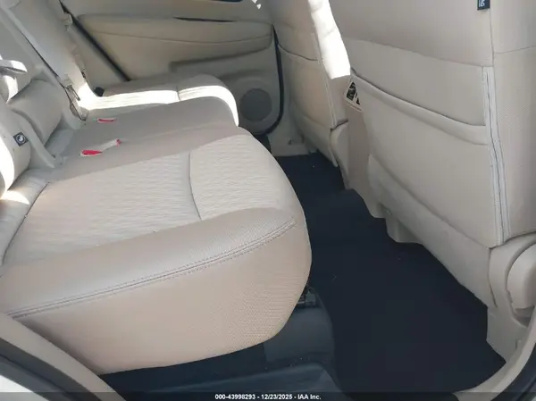 KNMAT2MVXJP557388 2018 NISSAN ROGUE - Image 8