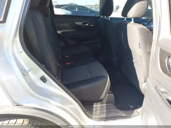 KNMAT2MVXJP577558 2018 NISSAN ROGUE - Image 8