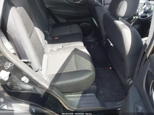 KNMAT2MVXJP610705 2018 NISSAN ROGUE - Image 8