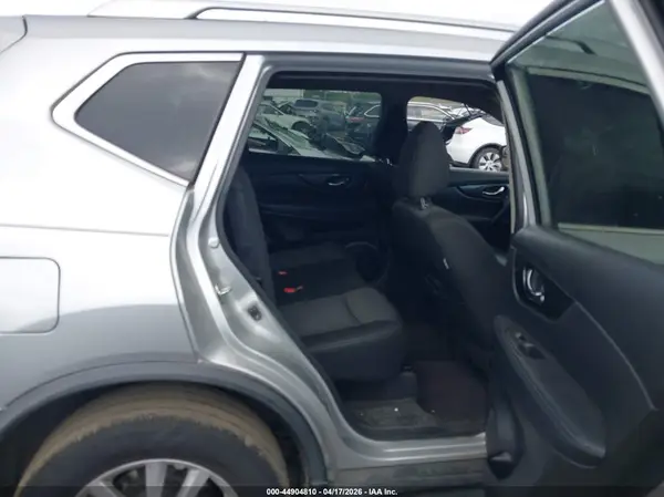 KNMAT2MVXJP610851 2018 NISSAN ROGUE - Image 8