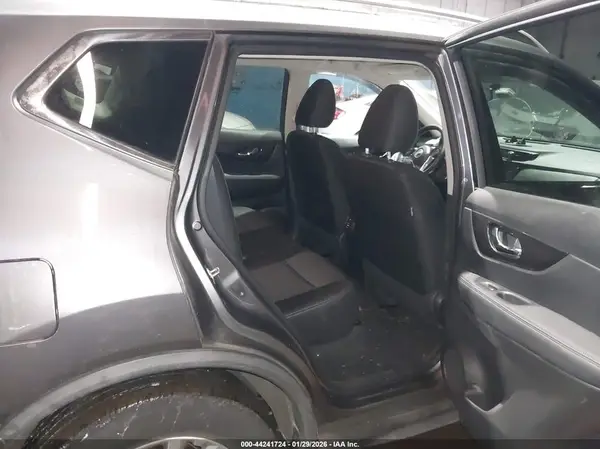 KNMAT2MVXJP611059 2018 NISSAN ROGUE - Image 8