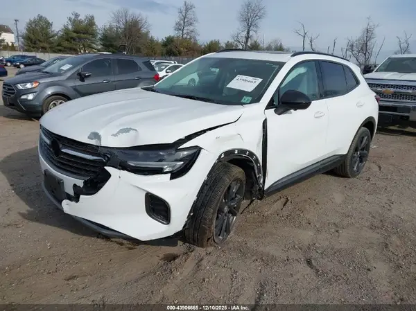 LRBFZNR42ND142318 2022 BUICK ENVISION - Image 2