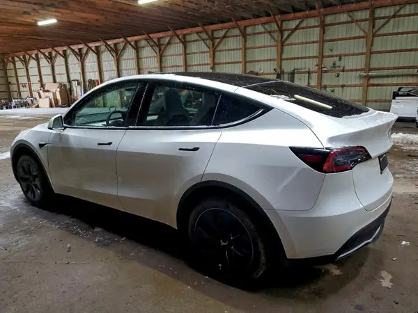 LRWYGDEE0RC670036 2024 TESLA MODEL Y - Image 2