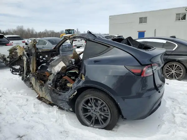 LRWYGDEE3RC640643 2024 TESLA MODEL Y - Image 2