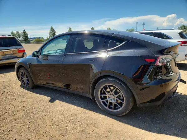 LRWYGDEE4PC028609 2023 TESLA MODEL Y - Image 2
