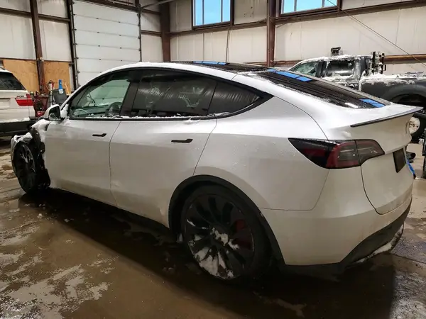 LRWYGDEF1RC662049 2024 TESLA MODEL Y - Image 2