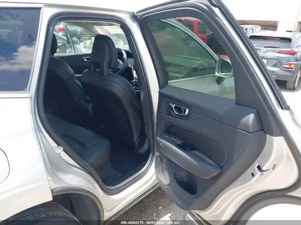 LYV102RK7JB082298 2018 VOLVO XC60 - Image 8