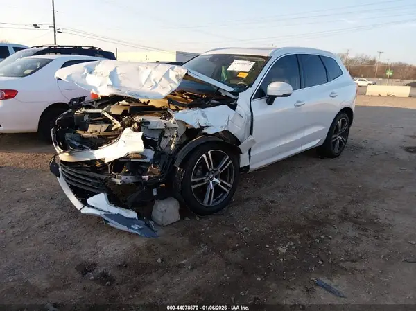 LYV102RK7JB100735 2018 VOLVO XC60 - Image 2
