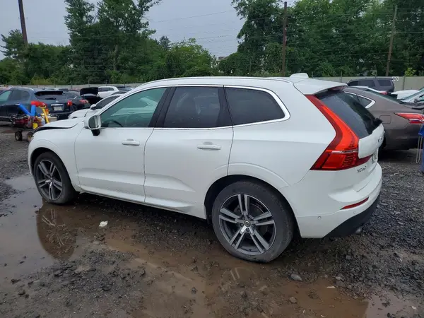 LYV102RK8JB082794 2018 VOLVO XC60 - Image 2
