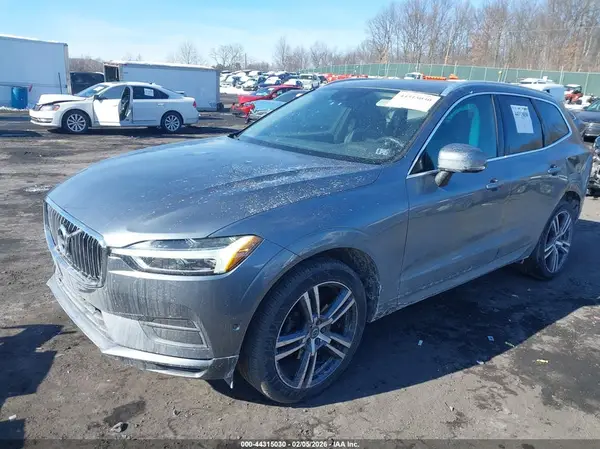 LYV102RK8JB083699 2018 VOLVO XC60 - Image 2