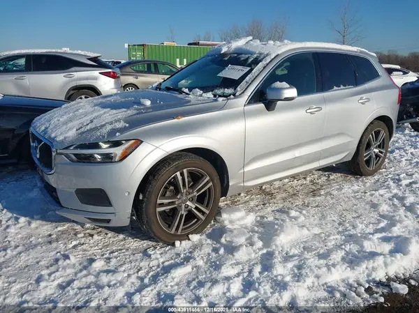 LYV102RK8JB113865 2018 VOLVO XC60 - Image 2