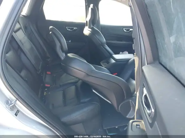 LYV102RK8JB113865 2018 VOLVO XC60 - Image 8