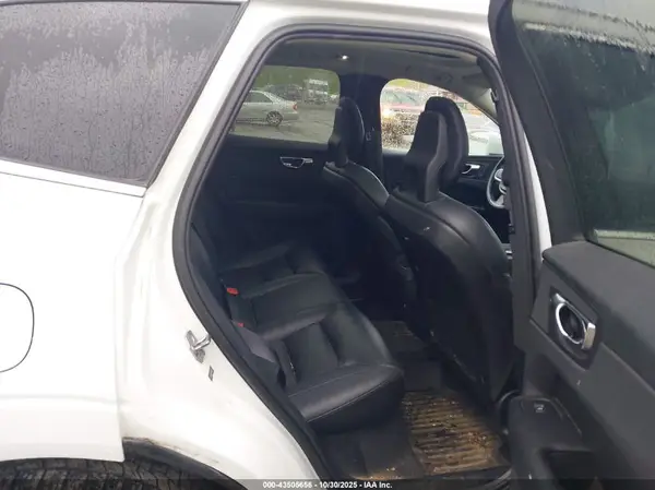 LYV102RKXJB100647 2018 VOLVO XC60 - Image 8