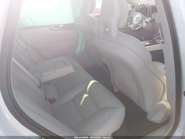 LYV102RKXJB101068 2018 VOLVO XC60 - Image 8