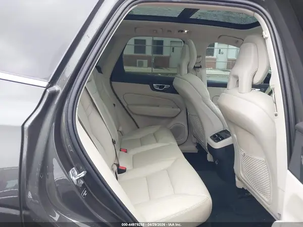 LYV102RL6JB122315 2018 VOLVO XC60 - Image 8