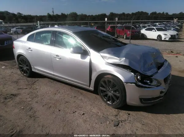 LYV402TK0JB165559 2018 VOLVO S60 - Image 1
