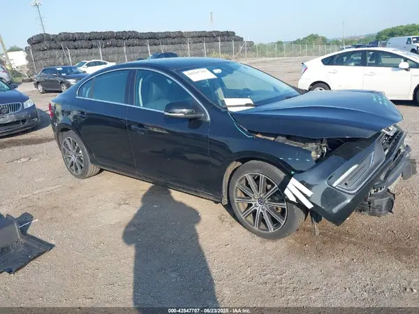 LYV402TK8JB157757 2018 VOLVO S60 - Image 1