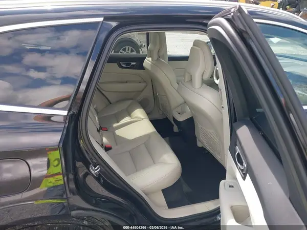 LYVA22RK4JB083497 2018 VOLVO XC60 - Image 8
