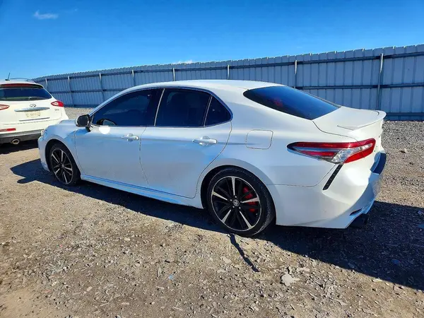 OLDLOTHK7JU122511 2018 TOYOTA CAMRY - Image 2