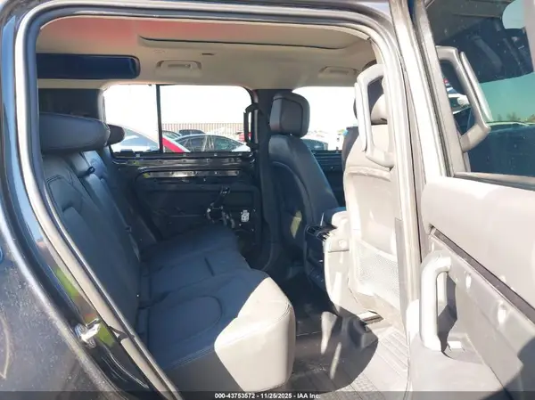2024 LAND ROVER DEFENDER IAAI lot 43753572 auction photo 8