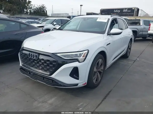 WA14AAGE0RB012568 2024 AUDI Q8 - Image 2